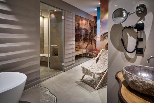 蒂尔堡Van der Valk Hotel Tilburg的一间带水槽和淋浴的浴室