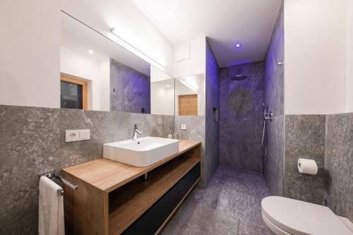 欧缇莫Alpinence的一间带水槽和淋浴的浴室