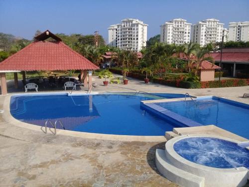 Villas Paraíso Jacó B20内部或周边的泳池