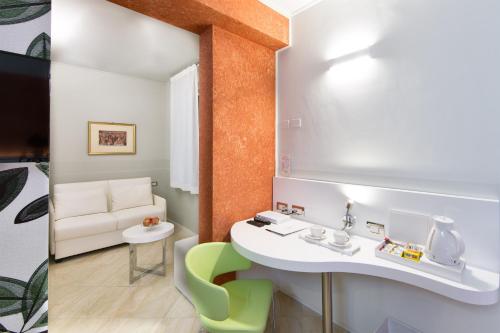 亚历山德里亚伦达酒店的一间带水槽的浴室和一张沙发
