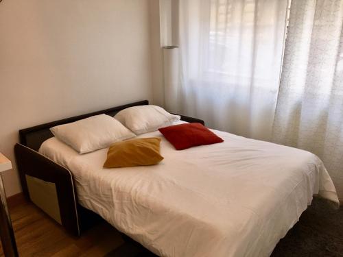 斯特拉斯堡Aux bons amis - Parlement/Orangerie的一间卧室配有一张带两个枕头的床