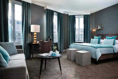 巴黎Hôtel Plaza Étoile的酒店客房,配有床和沙发