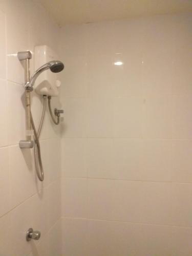 安达泽尼斯雷斯托酒吧旅馆的浴室内配有淋浴和头顶淋浴