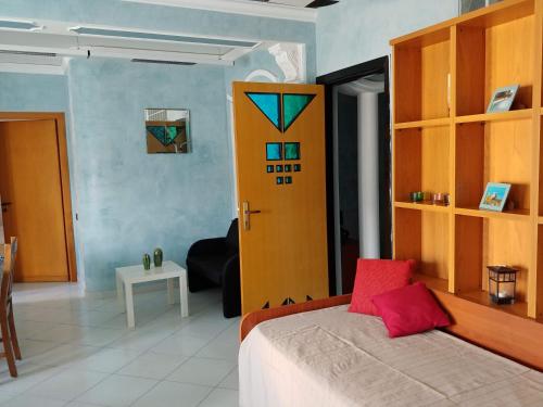 普拉亚·阿马勒Webus Apartments的一间卧室设有一张床和一个黄色的门