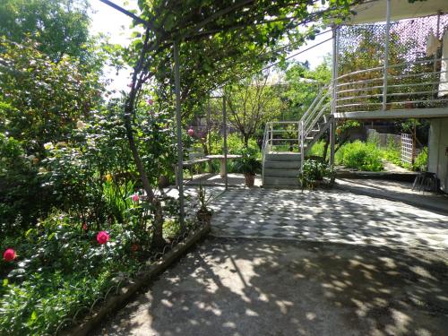 拉戈代希At Nana's的一座花园,设有楼梯,种有花草树木