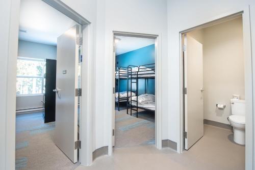 罗斯兰Nowhere Special的浴室设有一扇门,可通往一间带双层床的卧室