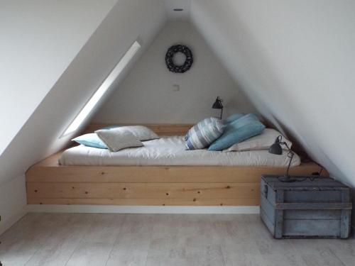 ModdergatWad'n Dream的阁楼上的一张带枕头的床