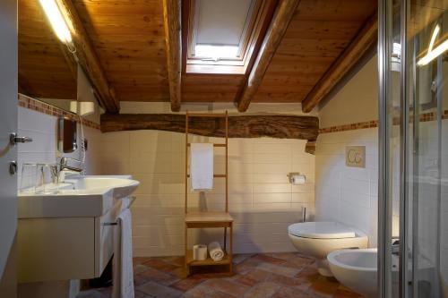 罗坎达奥斯特马拉西亚度假屋的一间浴室