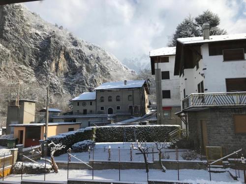 皮亚扎托雷Il Capriolo的一座有建筑物和山的雪覆盖的城市