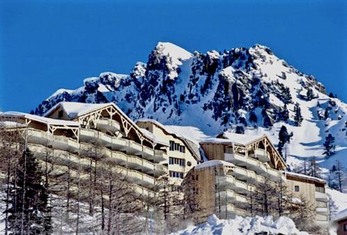 伊索拉2000Les terrasses d azur的一座雪地中的建筑,背景是一座山