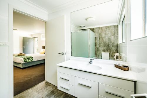 科夫斯港假日公寓酒店的一间浴室