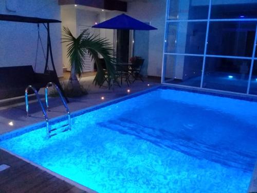 帕拉伊索Hotel Empresarial的客厅里的一个大型游泳池