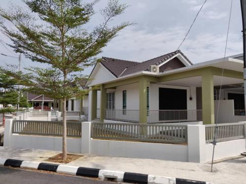 甲抛峇底AZ Homestay Bertam Perdana With Free Wifi的街道边的房子