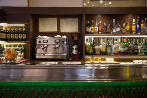 比萨特米纳斯广场酒店的酒吧里有很多瓶装酒精饮料