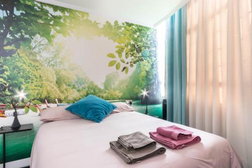 毕尔巴鄂BIG LUX BEACHCITY Ap 01的一间卧室配有一张大床和毛巾