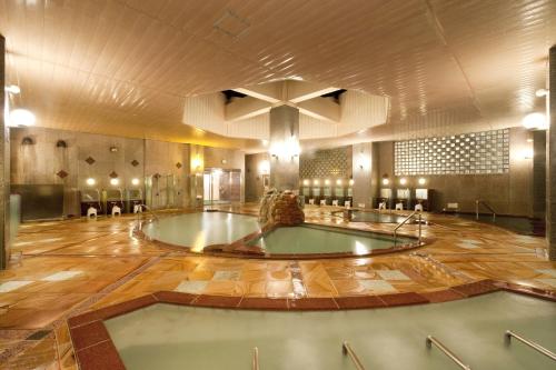 登别登别汤本温泉酒店的一间位于中间的大型客房,配有热水浴缸。