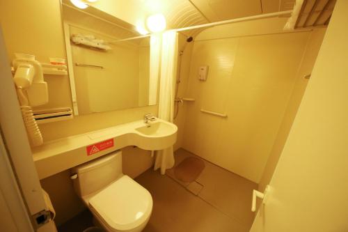 郑州如家快捷酒店郑州黄河路省人民医院店的一间带卫生间和水槽的小浴室