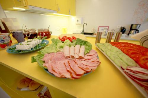 华沙爱姆卡旅馆的盘子上放有肉和蔬菜的柜台
