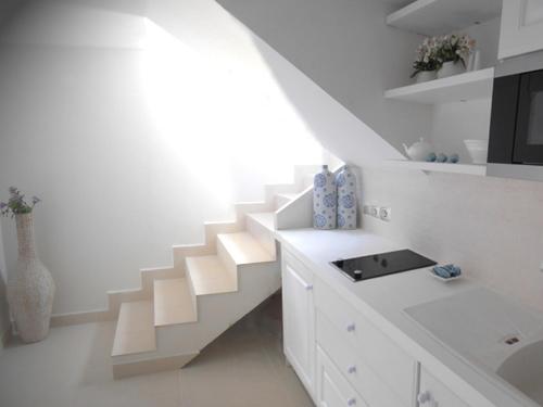 伊兹拉HydraVista (Coral)的白色的客房设有楼梯和水槽