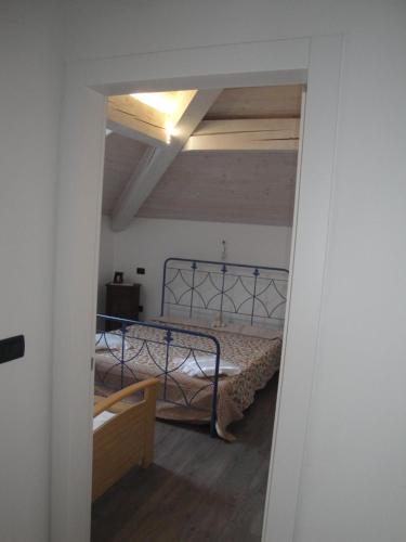 科马诺泰梅Casa nel verde的卧室配有一张床