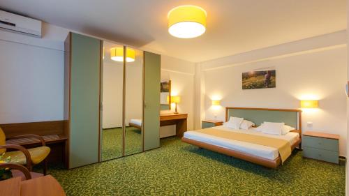 布加勒斯特河拉斯特劳酒店的酒店客房,配有床和镜子