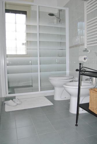 巴里奥罗拉之家住宿加早餐酒店的带淋浴和卫生间的白色浴室