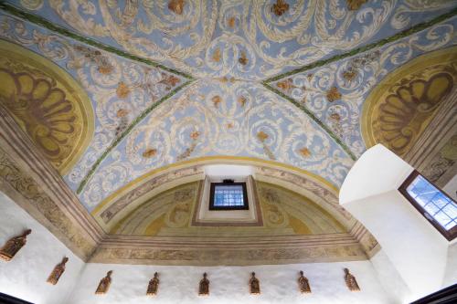 MontefrancoConvento San Bernardino的华丽的天花板,位于一座带窗户的建筑中