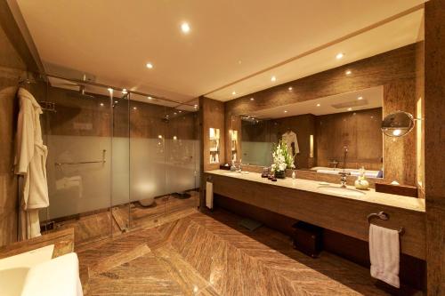 伊斯兰堡伊斯兰玛巴德塞雷纳酒店的一间带大水槽和大镜子的浴室