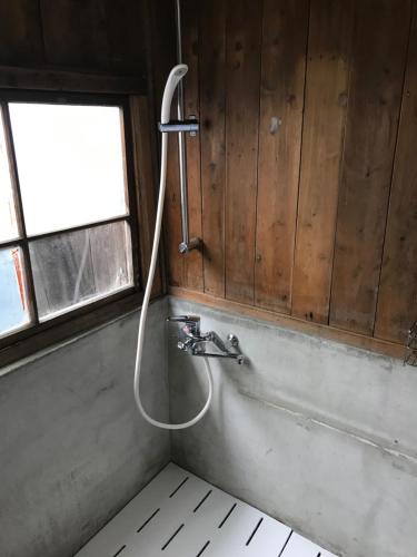 长野Guesthouse Matsushiro Walkers的带淋浴的浴室
