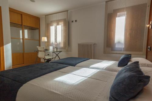 昆卡Hospederia Seminario Conciliar de San Julián的一间卧室配有一张带蓝色枕头的大床
