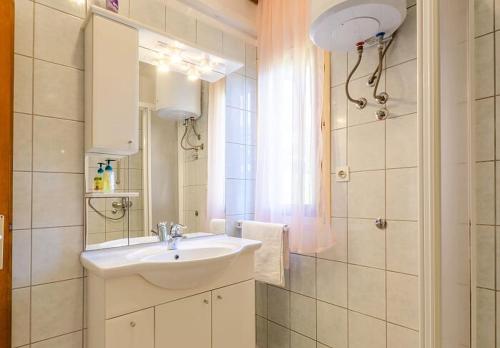普利兹巴Vila petra的一间带水槽和镜子的浴室