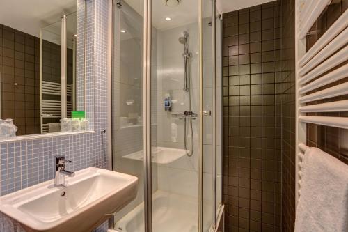 梅尼奈格尔酒店柏林机场店的一间浴室