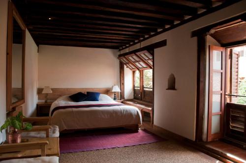 帕坦帕坦旅馆的一间卧室设有一张床和一个窗口