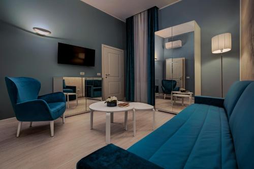 威尼斯桑丽欧旅游酒店的客厅配有蓝色的沙发和桌子