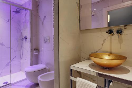 威尼斯桑丽欧旅游酒店的一间带一个碗水槽和淋浴的浴室