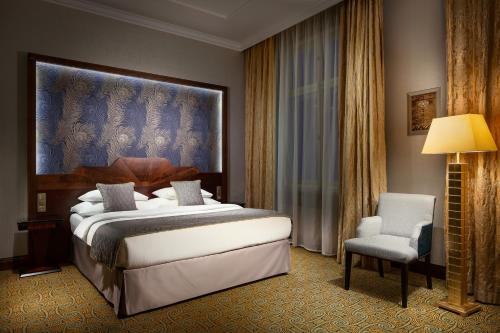 布拉格帝国艺术装饰酒店的配有一张床和一把椅子的酒店客房