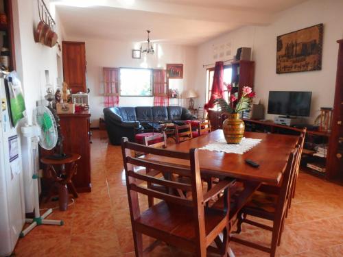 AntalahaVilla-Malaza的客厅配有桌子和沙发