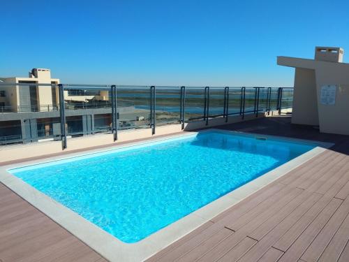 奥良Apartamento Marina Olhão的建筑物屋顶上的游泳池