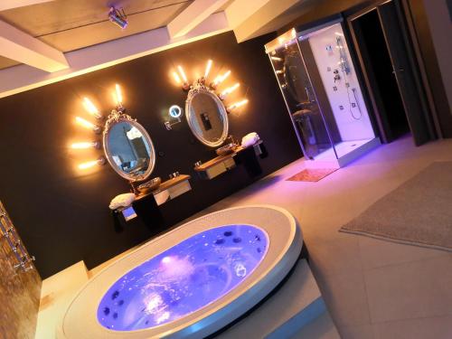 波兹南Hotel Ramka & Restaurant & Wine Bar的浴室设有两面镜子和盥洗盆