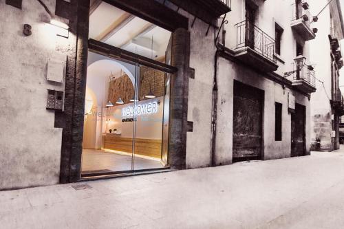 瓦伦西亚巴伦西亚维科美公寓的商店入口,有商店窗口