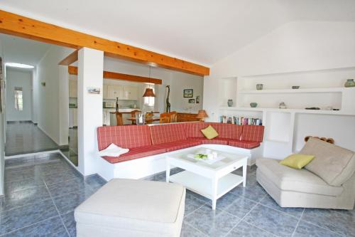 蒂亚斯Casas las Piedras的客厅配有红色的沙发和桌子