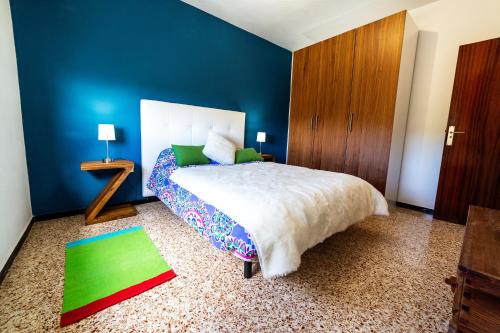蒂哈拉费CASA LUJAN的一间卧室设有一张大床和蓝色的墙壁
