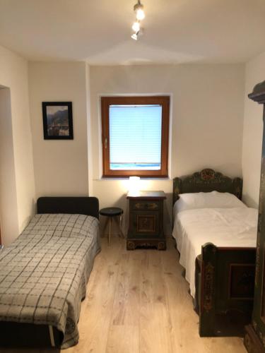 圣斯蒂凡安德Assingerhof的一间卧室设有两张床和窗户。
