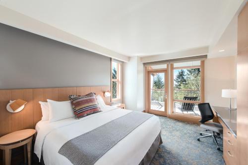 西塔科希德布鲁克洛基酒店的酒店客房设有床和窗户。