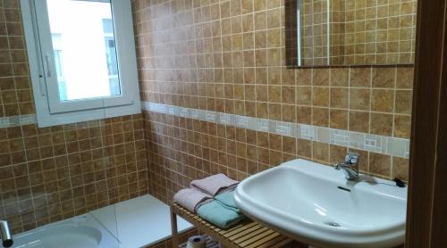 圣西普里安San Cibrao,belleza y tranquilidad.的一间带水槽和镜子的浴室