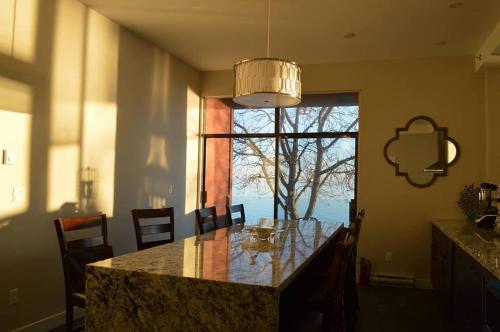 锡谢尔特德利福特伍德旅馆的厨房配有桌椅和大窗户