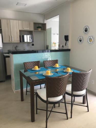 瓜鲁雅Flat Capitania Varam的餐桌、椅子和厨房