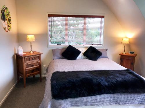 Riverhead薰衣草山酒店的一间卧室设有一张大床和一个窗户。