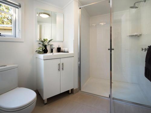 戴尔斯福特Gumnut Cottage Daylesford的带淋浴和卫生间的白色浴室