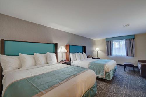 Best Western Hampshire Inn & Suites客房内的一张或多张床位